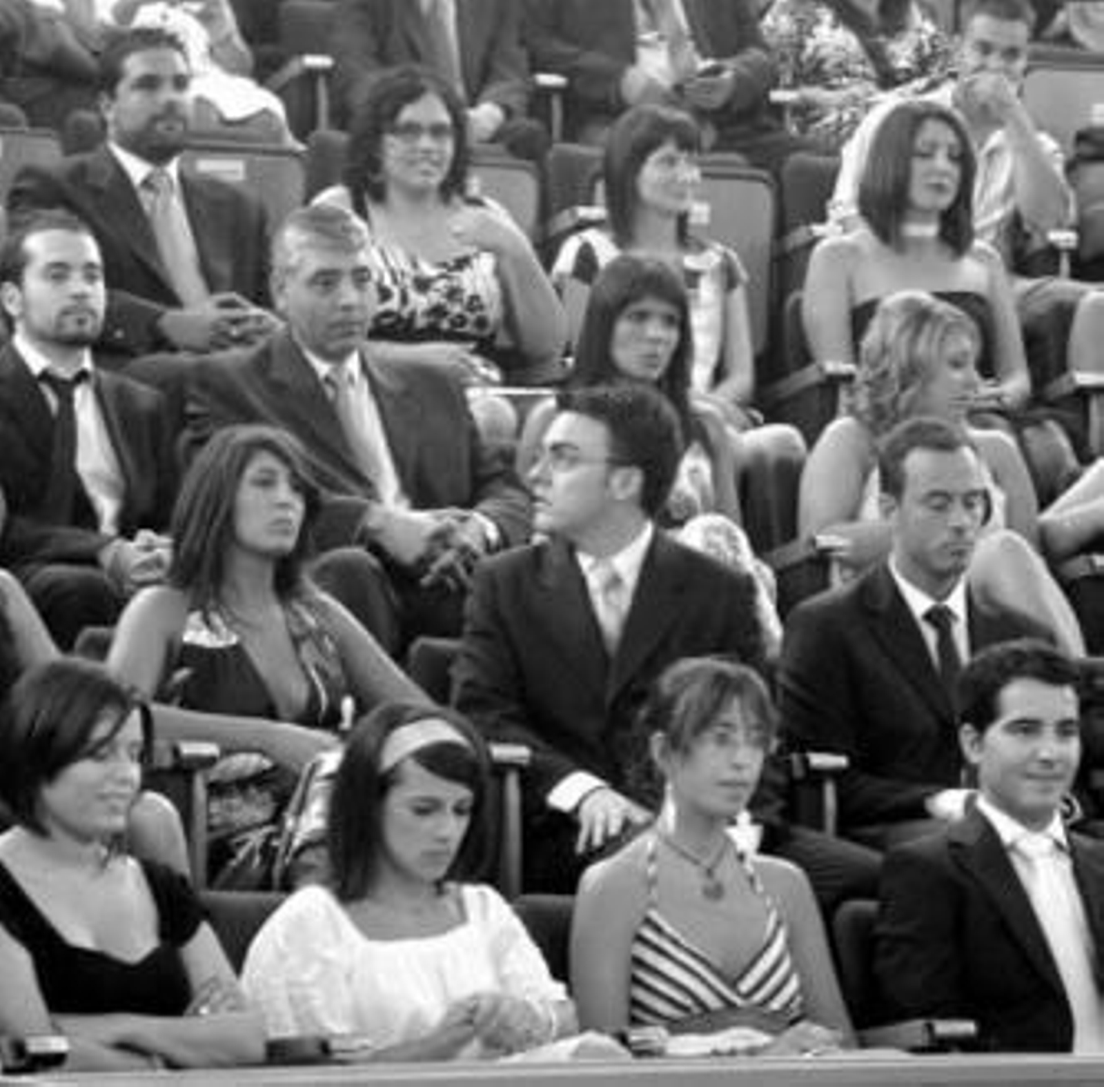 1. Los nuevo licenciados en Psicología recogieron, emocionados, las bandas color malva que les ha costado cinco años conseguir. 2. Los nervios hacían acto de presencia en el graderío del salón de actos de la Facultad de Derecho cuando los jóvenes psicólogos esperaban la imposición de las bandas. 3. Una imagen de la mesa presidencial, con profesores y el vicerrector en segundo término.