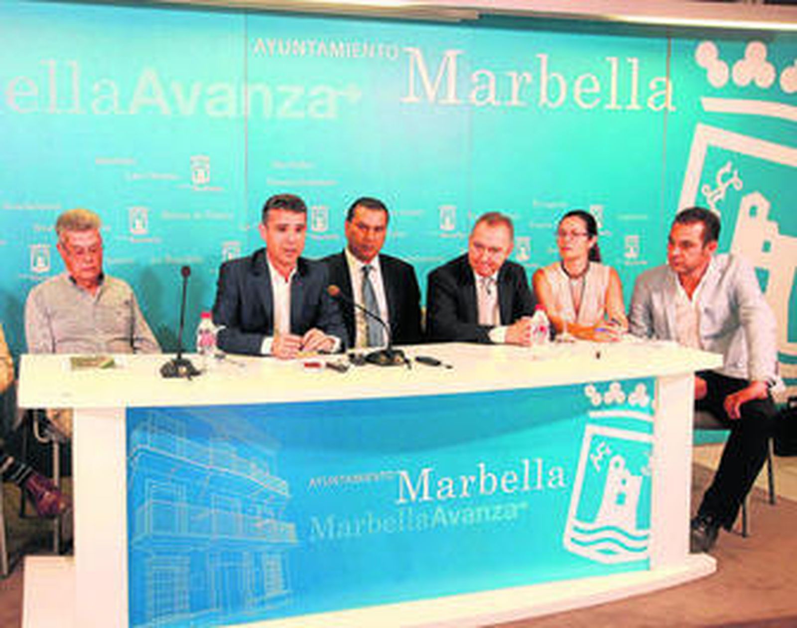 El alcalde, junto a representantes del fondo Platinum Estates, ayer, en conferencia de prensa.