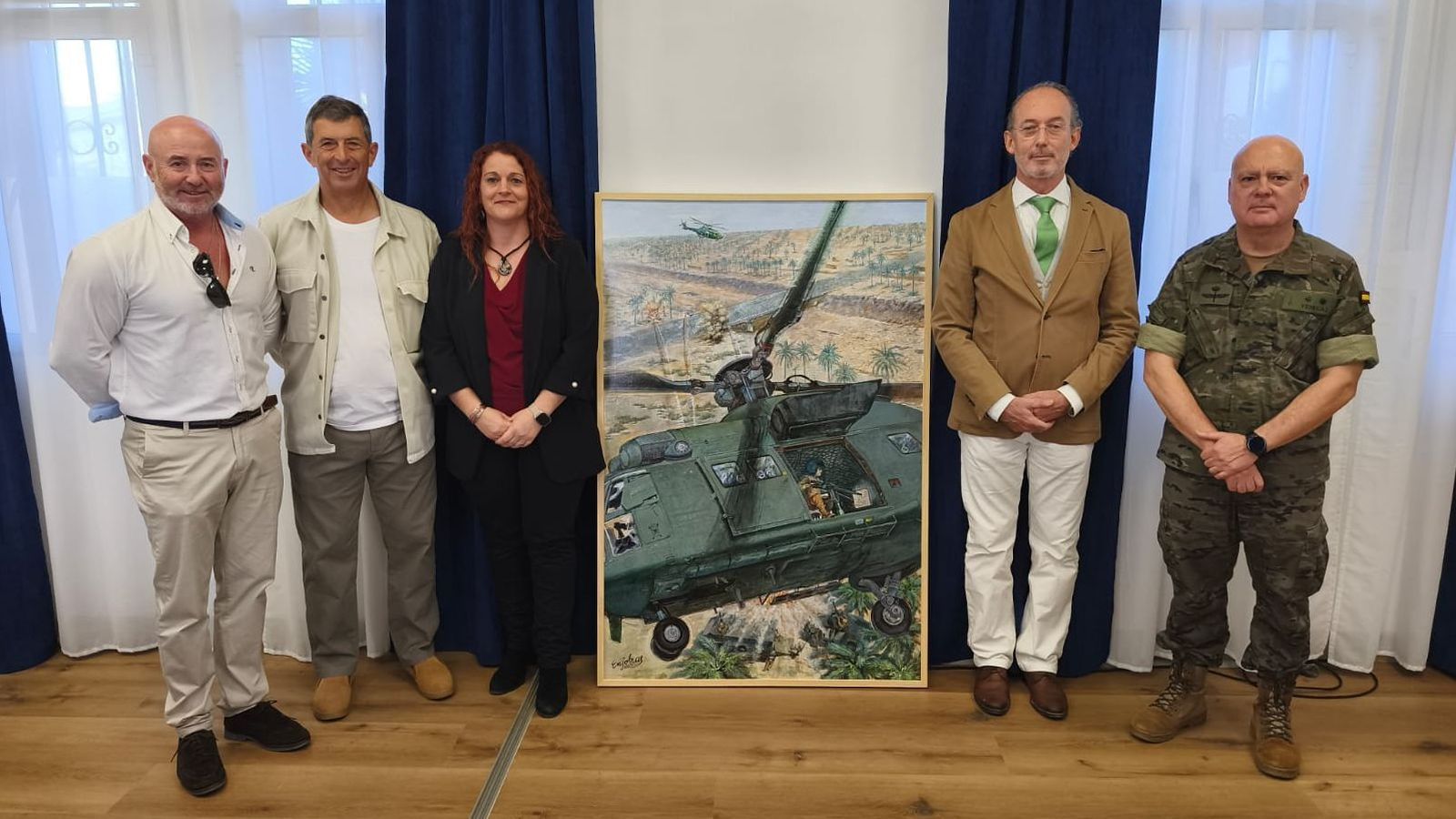A la izquierda de la imagen, Felipe López, tirador del helicóptero; Santiago Santiago, el piloto; María Jesús Patiño, la tiradora que aparece en el cuadro -todos ellos condecorados por su acción en Irak- y a la derecha, Luis Pablo Carmona Enjolras, pintor, junto a Manuel Pérez Venegas, teniente coronel jefe del Bhelma IV.