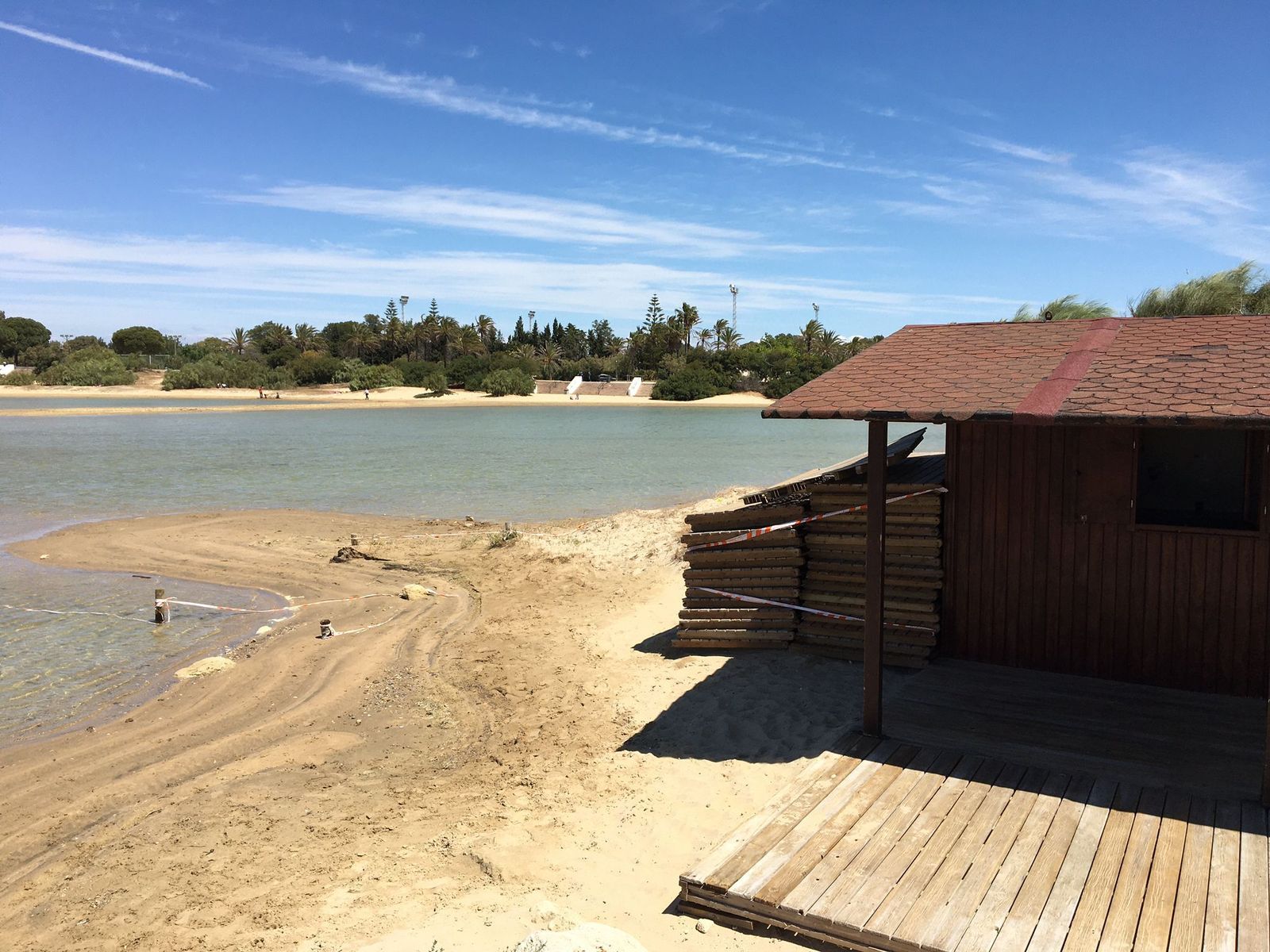 Imágenes de la marea alta en la playa de La Puntilla