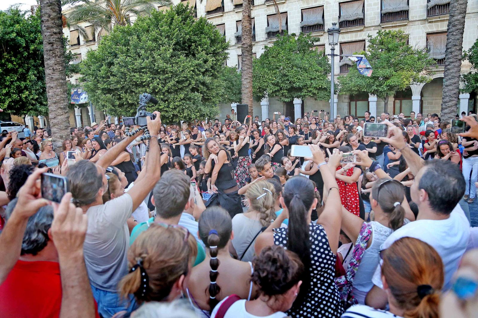 Más de un centenar de asistentes vieron el 'flashmob' realizado en la Plaza del Arenal.