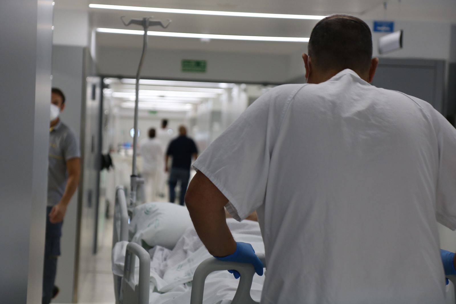 Personal sanitario conduce una camilla con un enfermo en el Hospital de Emergencias.