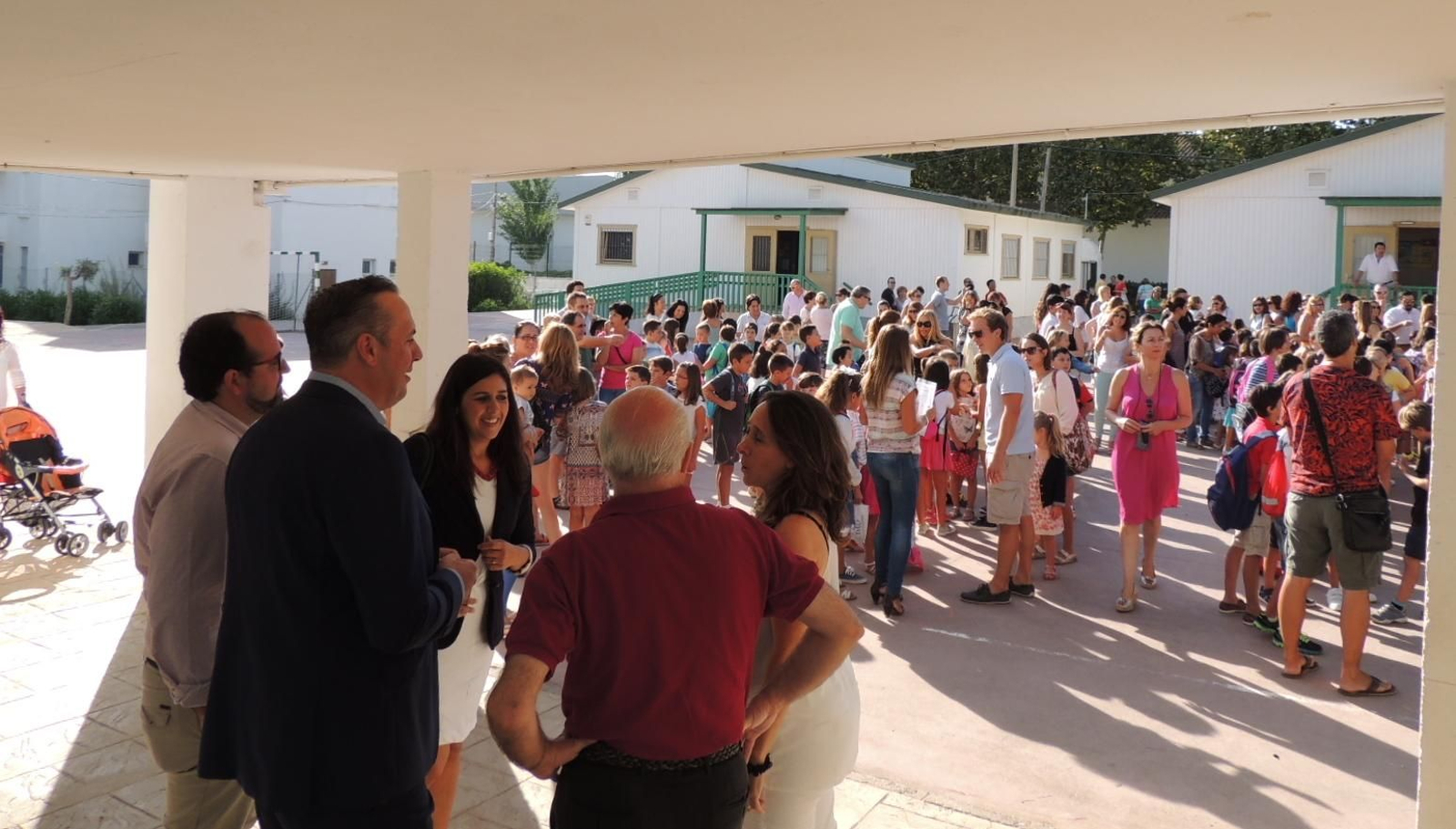 El alcalde, Juan Carlos Ruiz Boix, durante una visita al colegio Gloria Fuertes de Guadiaro.