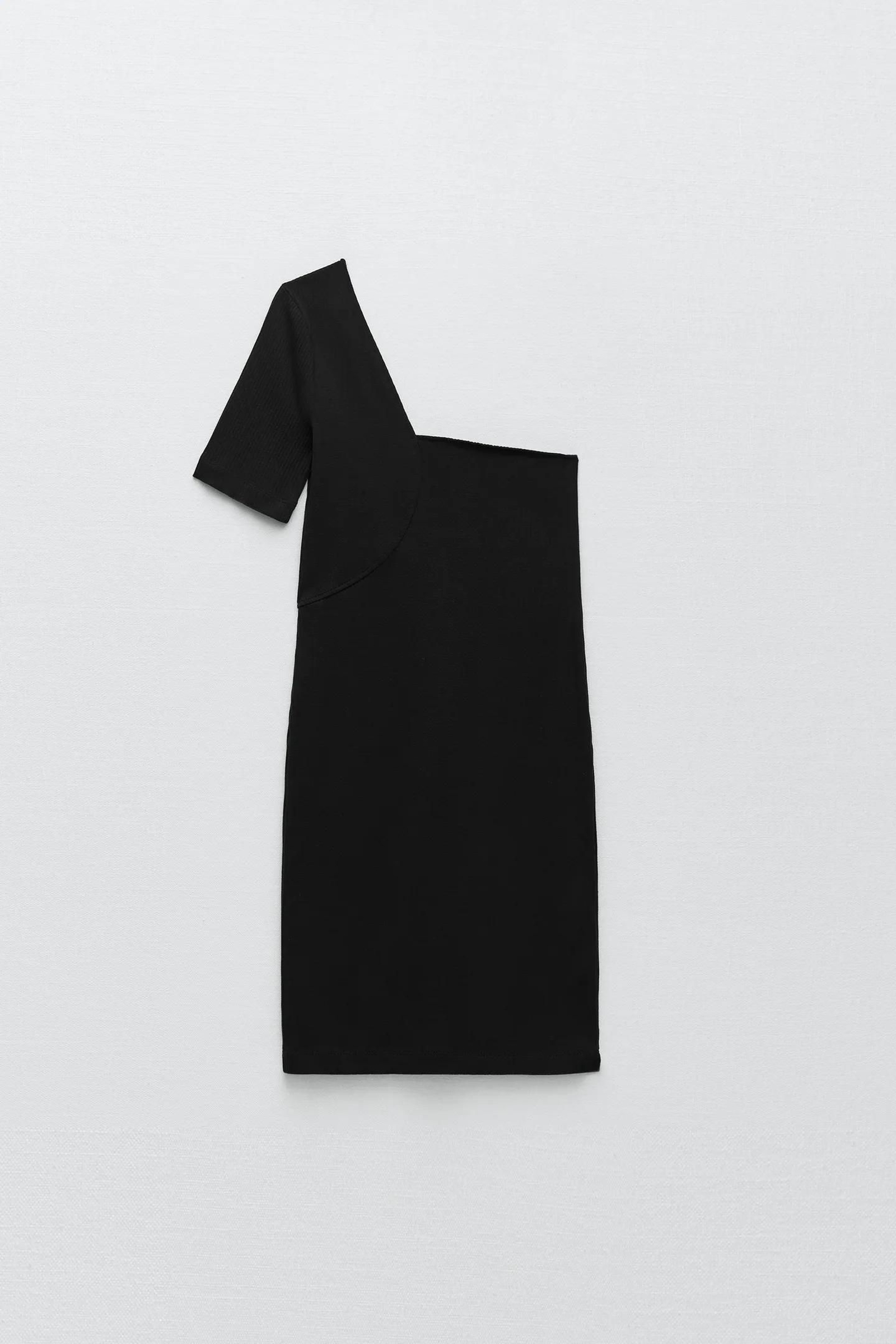 Vestido negro de escote asimétrico de Zara.