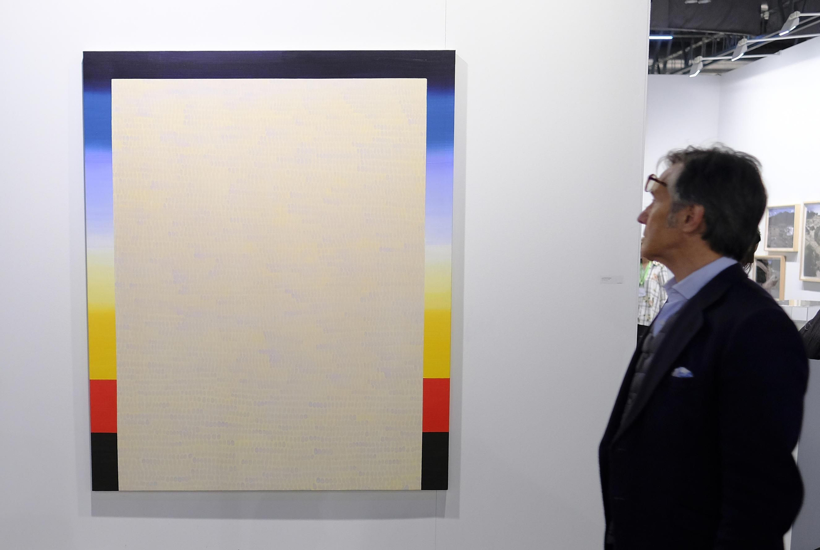 1 y 2. Alejandro Botubol y Ana Barriga son dos de los jóvenes andaluces cuyos trabajos se exponen en ARCO. 3. Una sugerente imagen de Pilar Albarracín, que se retrata colgada bocabajo de una cuerda y envuelta en un mantón.