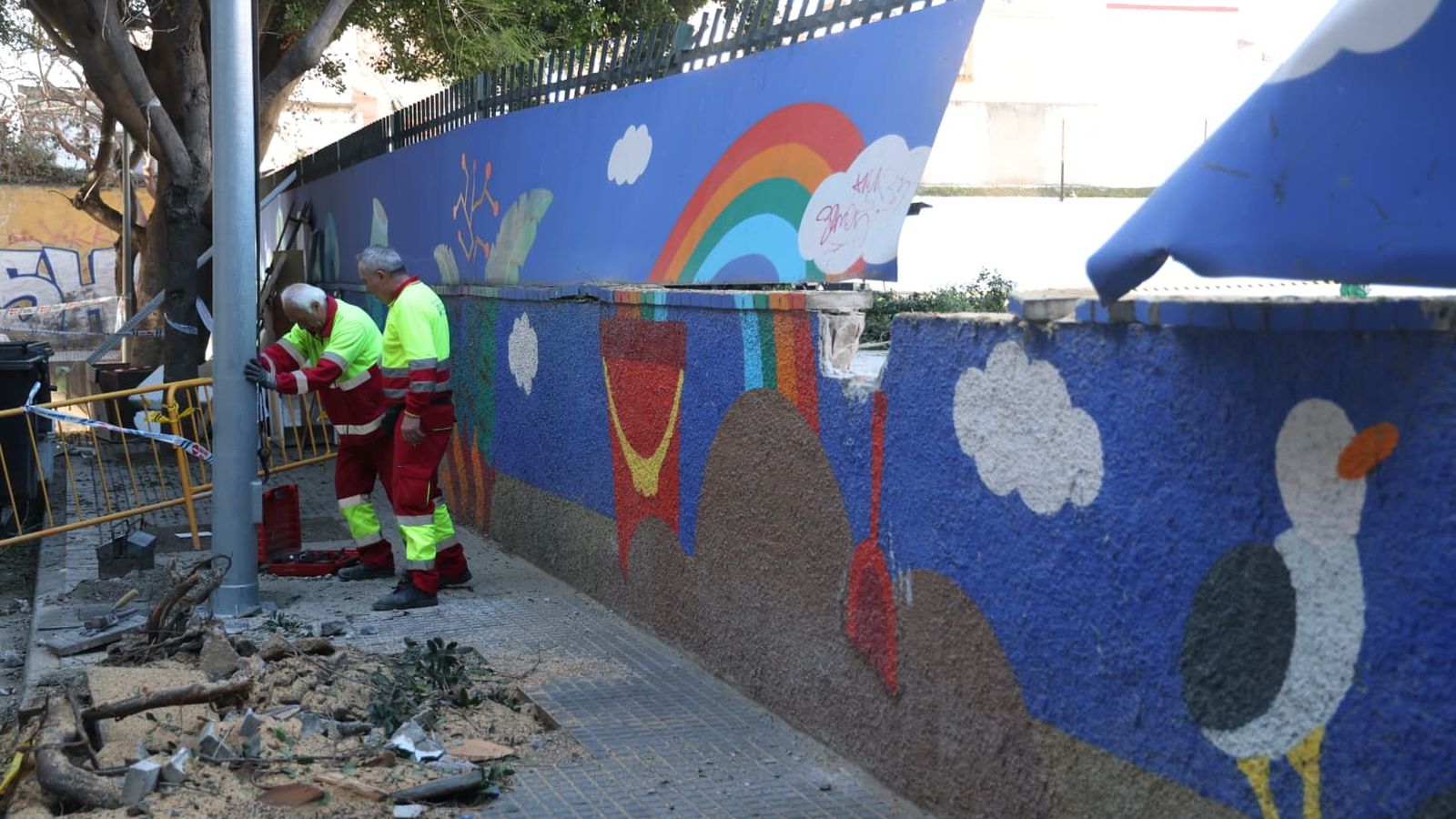 Desprendimiento de un muro tras la caída de un árbol en Huelin