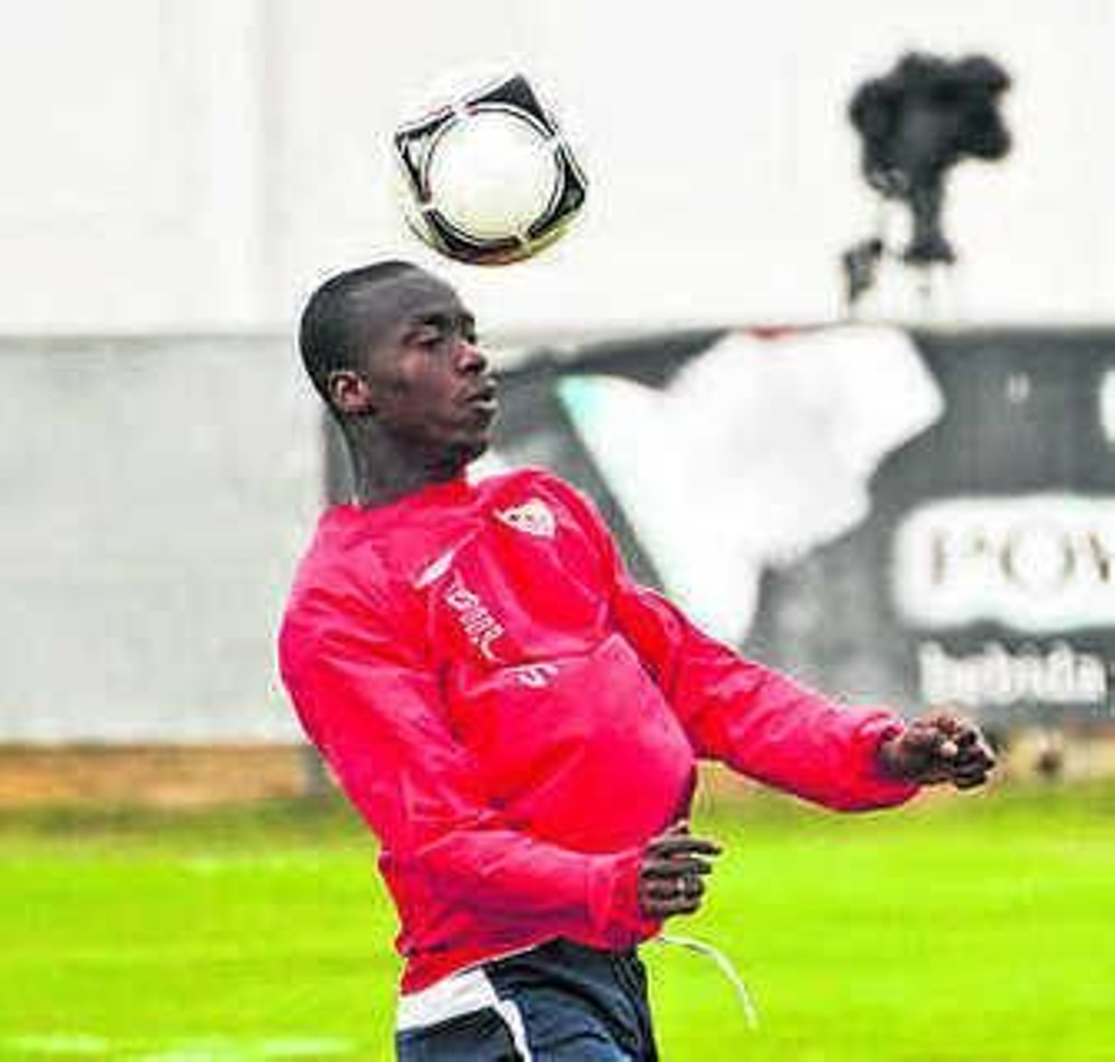 Babá controla un balón.
