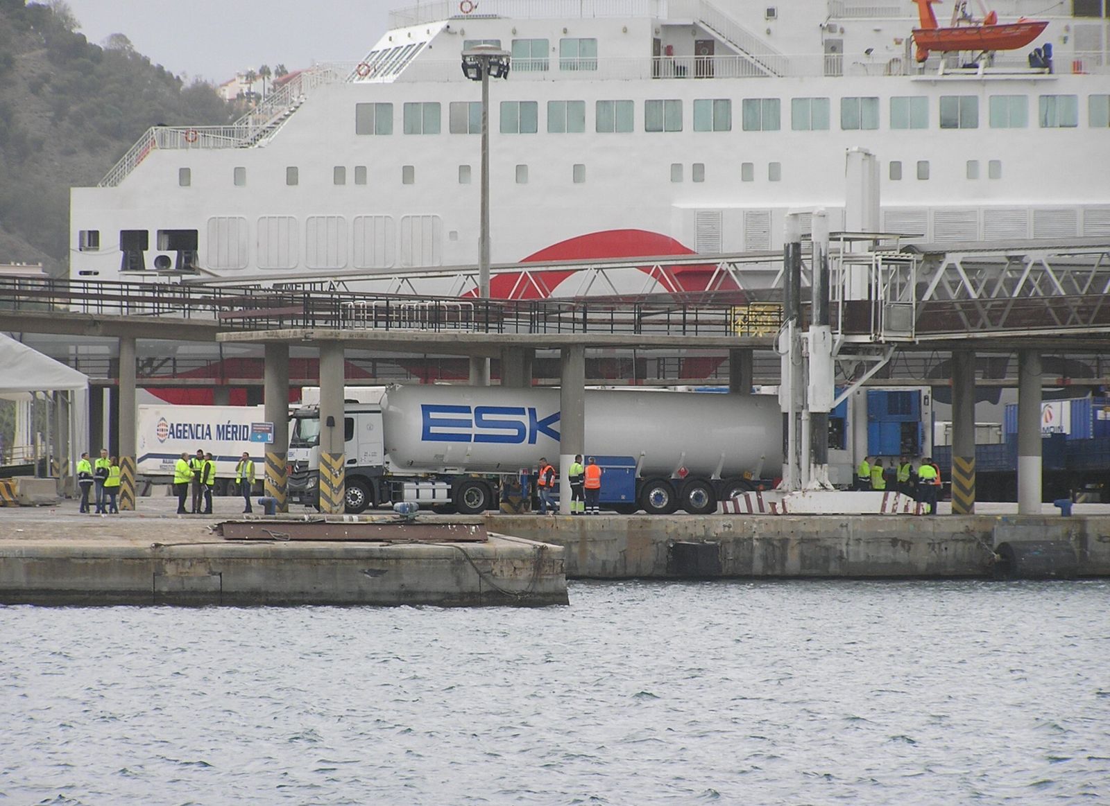Simulacro de repostaje de gas realizado en el puerto en febrero de este año.