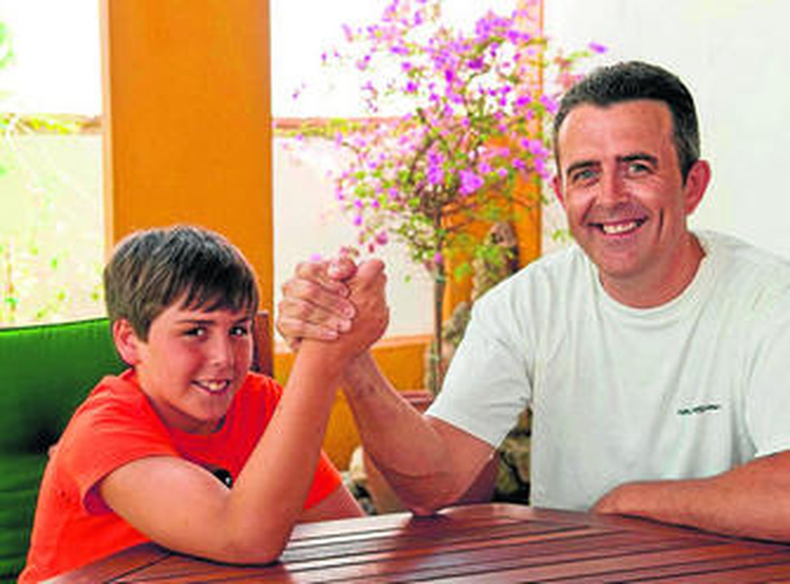 José Luis Orta con su hijo de once años, ayer en Isla Cristina, donde ha estado preparando su nuevo reto.