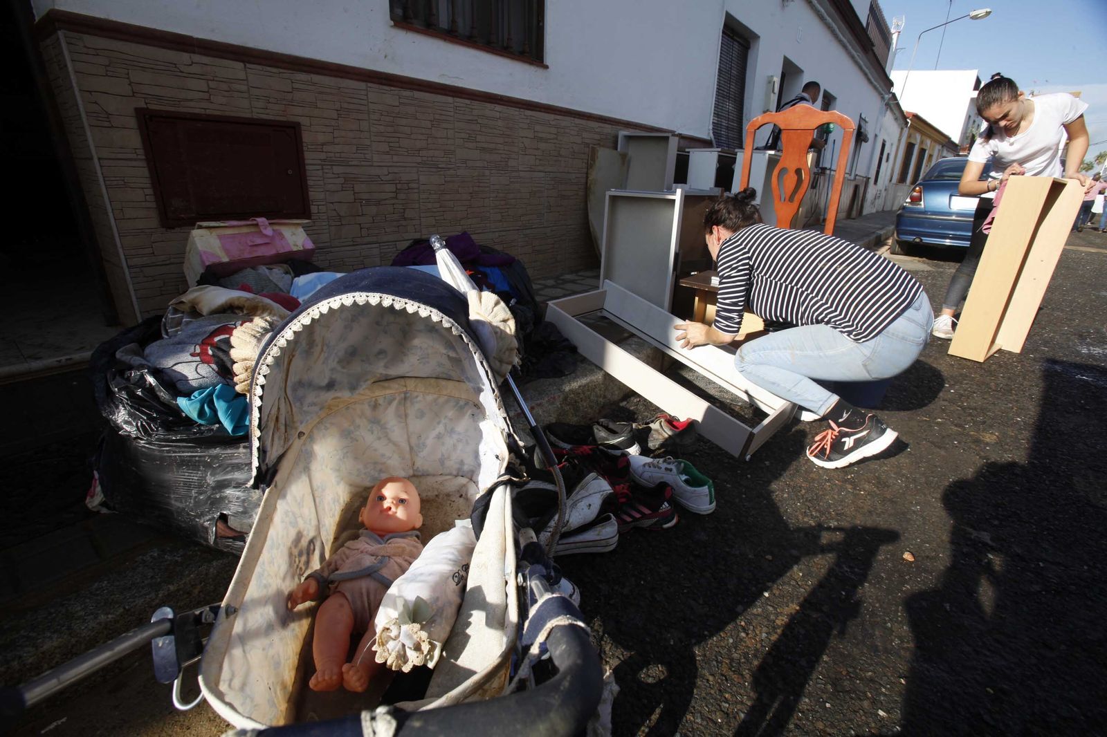 Enseres personales amontonados en la calle Cruz de los Milagros de Cartaya