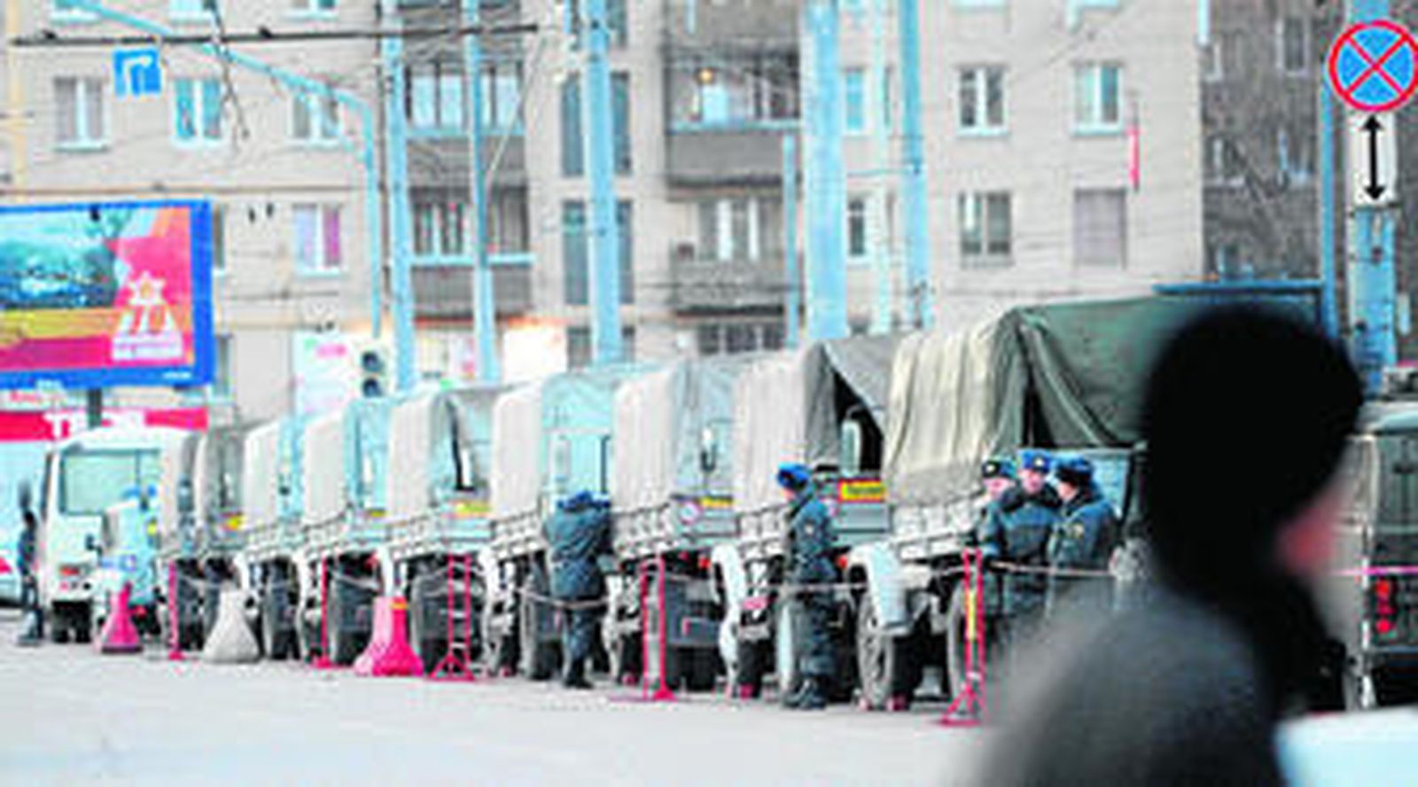 Una columna de vehículos militares aparece estacionada en una calle céntrica de Moscú a la espera de acontecimientos.