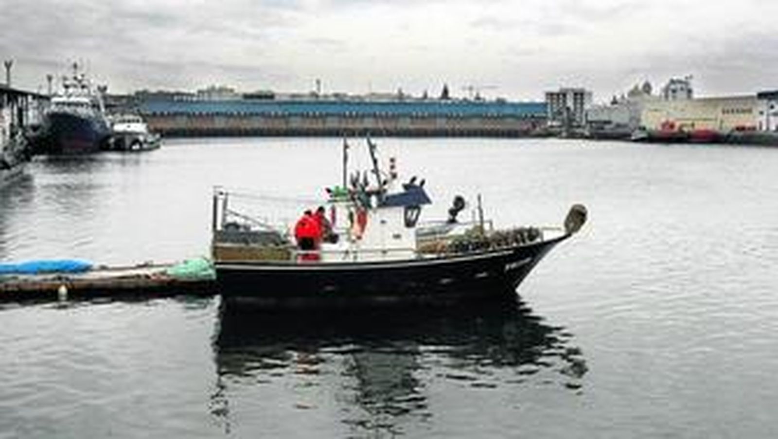 La baja actividad en el muelle pesquero y la escasez de embarcaciones reflejan el declive de la pesca artesanal en el puerto de Cádiz.