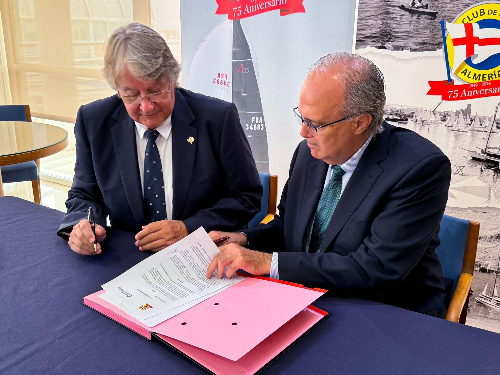 El presidente del Club de Mar de Almería y el gerente del hospital HLA Mediterráneo durante la firma del acuerdo.