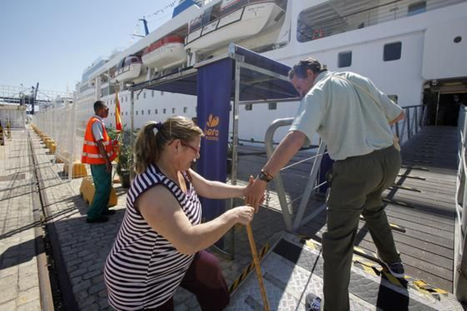 El muelle de Cádiz se estrena como puerto base e inaugura su nueva terminal de pasajeros con la salida del ´Grand Voyager´. 

Foto: Jesus Marin