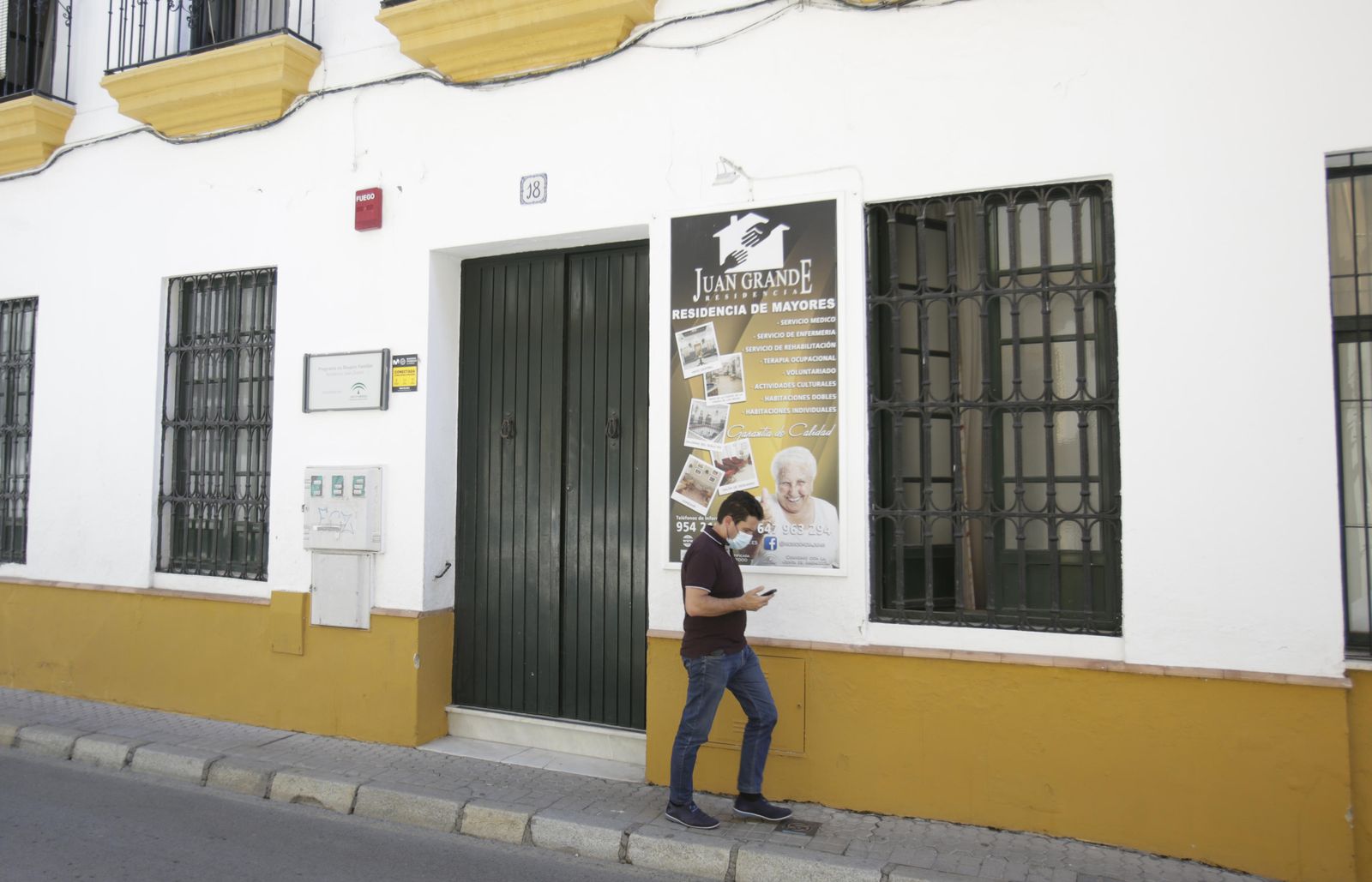 La entrada a la residencia Beato Juan Grande, en la calle Santa Ángel de la Cruz.