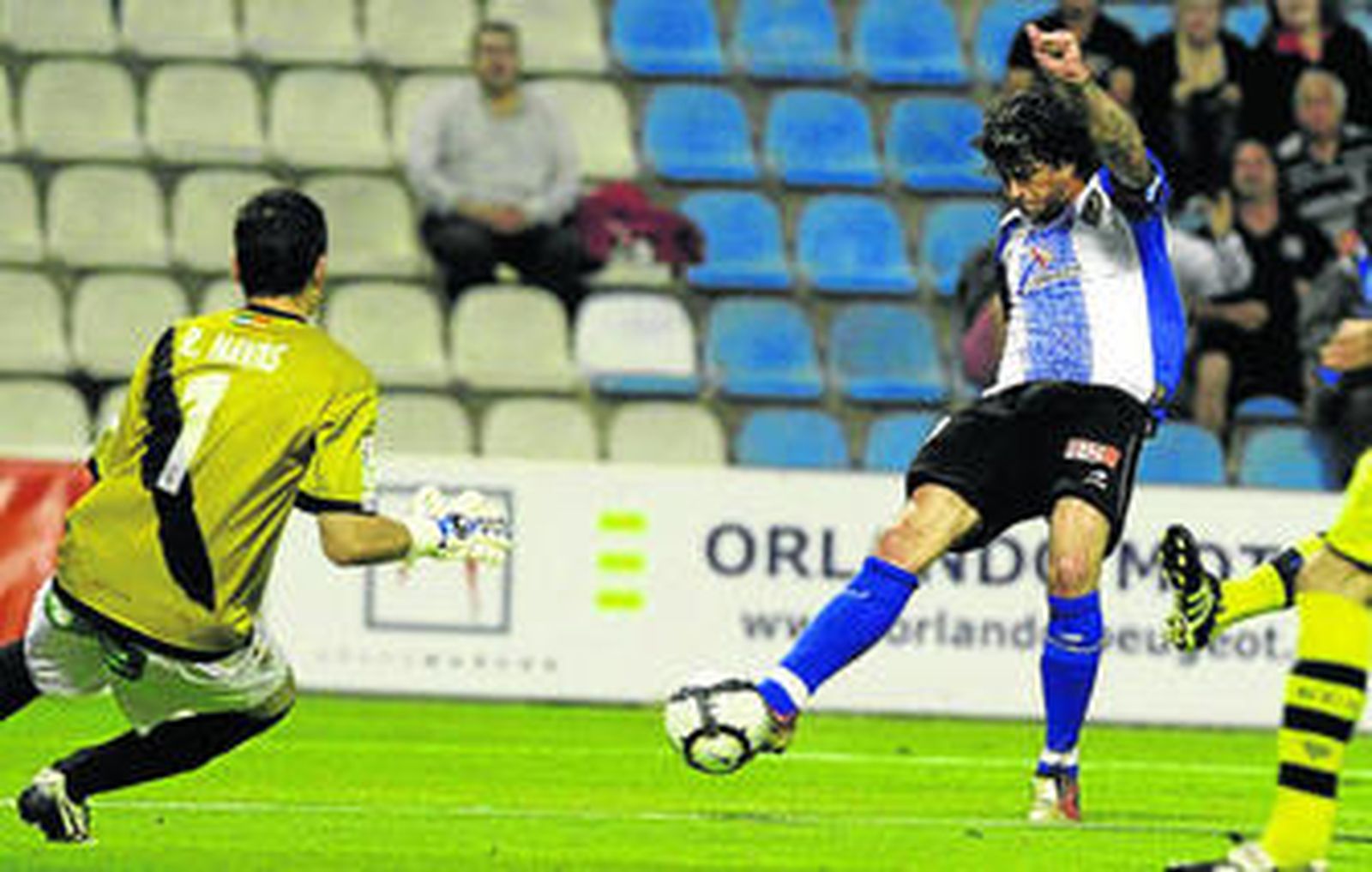 Tote se dispone a batir a Navas en el partido entre el Hércules y el Córdoba de la pasada temporada.
