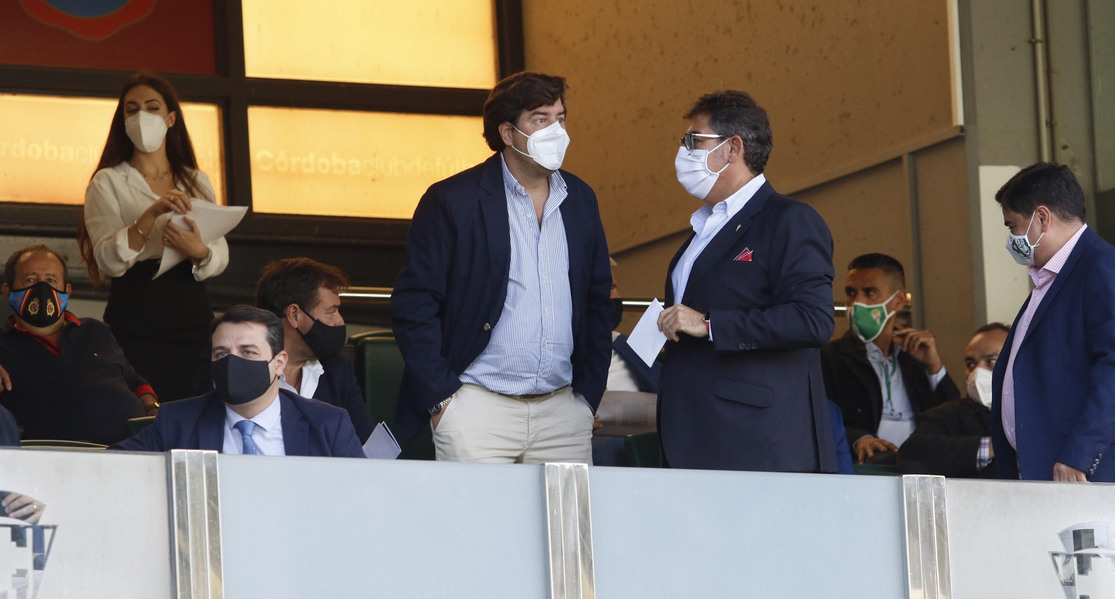 Javier González Calvo y Jesús Coca hablan en el palco de El Arcángel, con el alcalde José María Bellido a la izquierda en la imagen. Javier González Calvo y Jesús Coca hablan en el palco de El Arcángel, con el alcalde José María Bellido a la izquierda en la imagen.