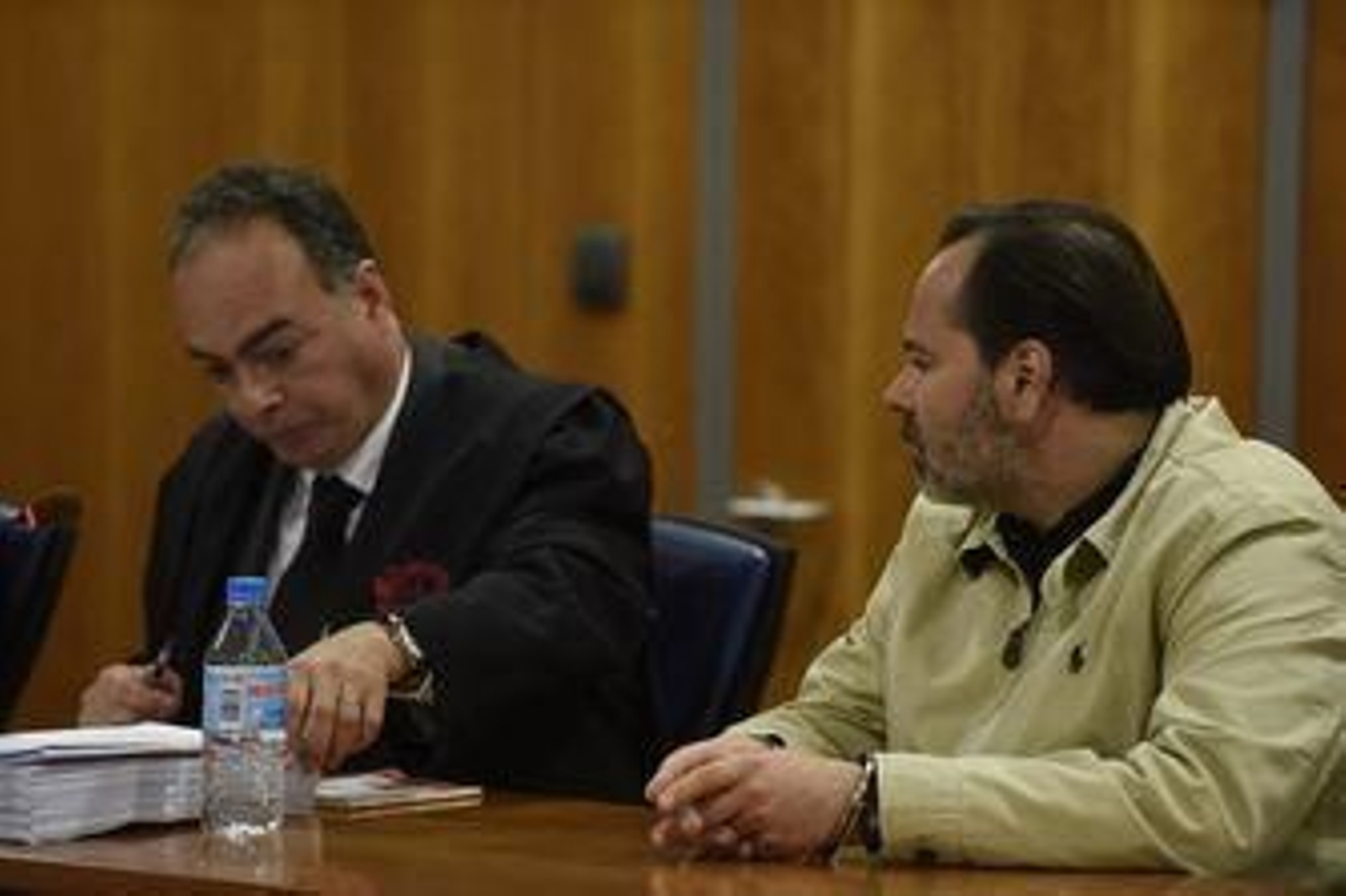 El acusado de asesinar a su pareja y directora del Museo de Nerja ayer junto a su abogado durante la primera sesión del juicio con jurado popular.