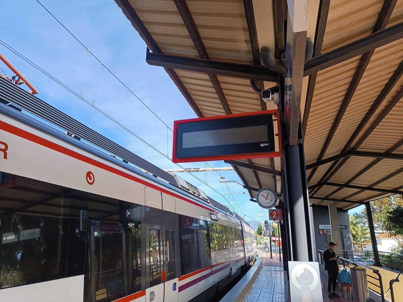 Una de las pantallas de la estación de Cercanías de Los Álamos fuera de servicio.
