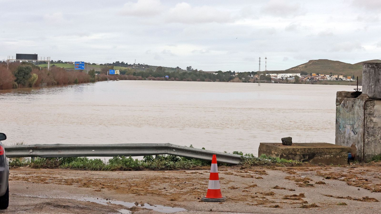 El Guadalete comienza a bajar su nivel poco a poco por la zona rural de Jerez