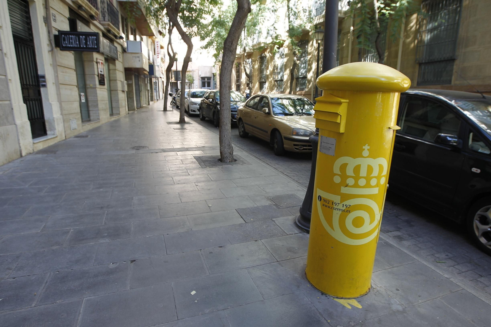 Uno de los últimos buzones instalados en la capital, en la calle doctor Gómez Ulla, a escasos metros de la que fue principal oficina de Correos en la capital.