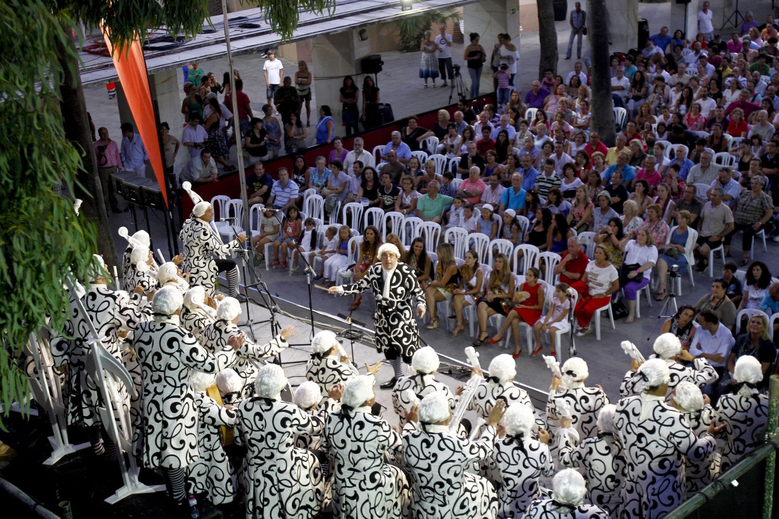 Actuación del coro 'Allegro Molto Vivace' en un Martes de Carnaval del verano de 2011.