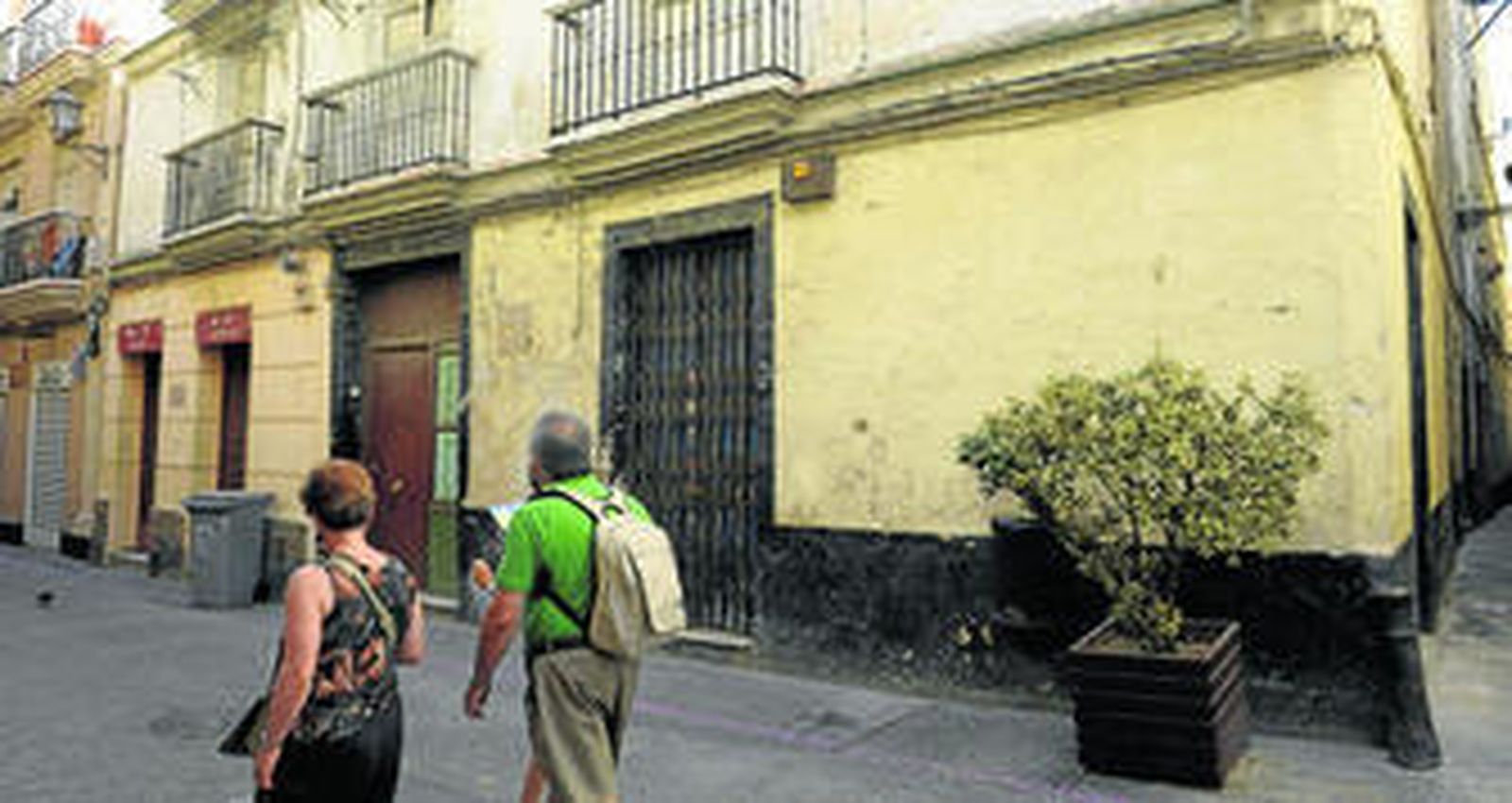 La fachada de la vivienda muestra el deterioro y abandono de la misma.