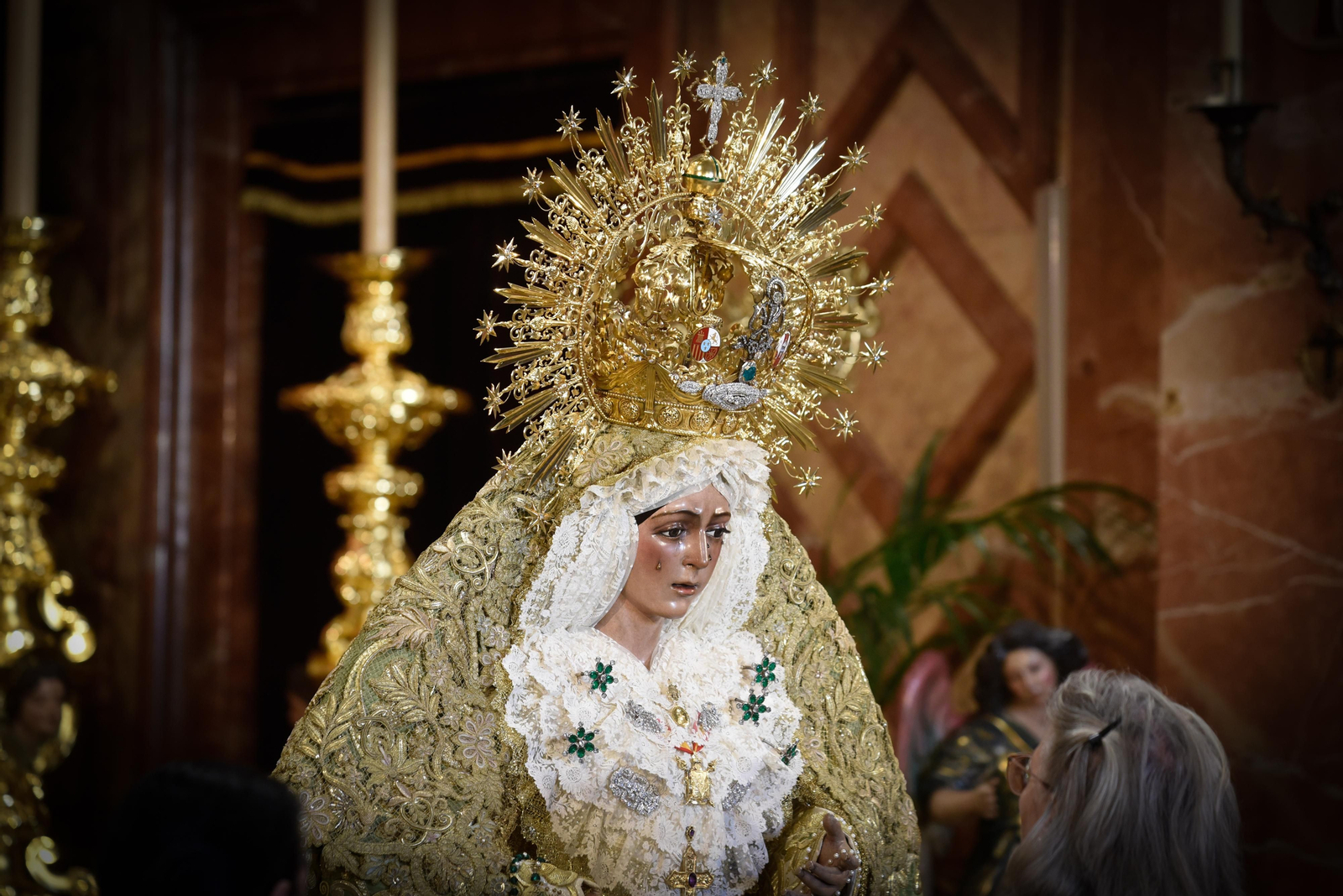 El besamanos de la Macarena, en imágenes