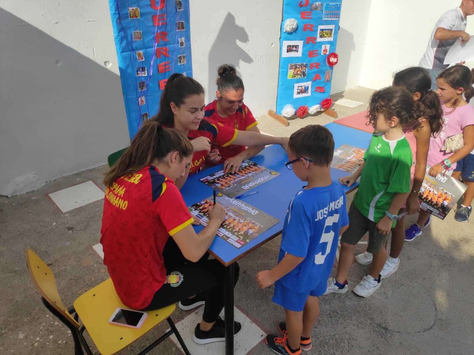 Fotogalería de la visita de las 'Guerreras' a colegios de la provincia