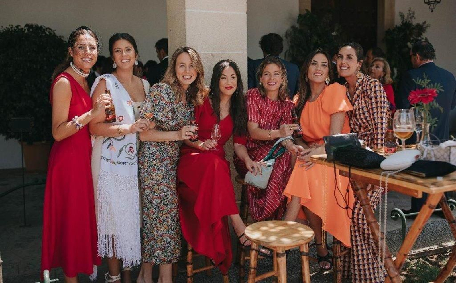 Ana Díaz, Ana Pérez, Fabiola García, Marina Lobato, Manuela Aguayo, Belén y Teresa Roldán, disfrutando del cóctel en los jardines de la Bodega Osborne.