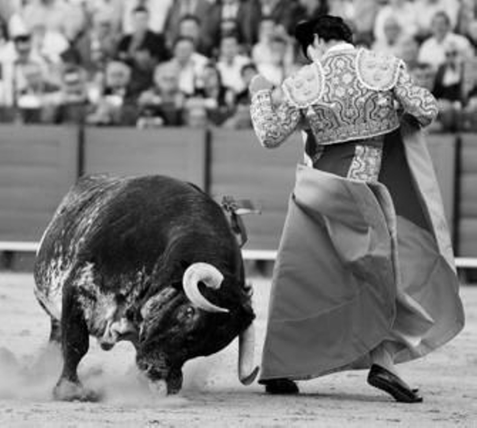 Luis Vilches en un remate muy torero con la capa en los lances de recibo a su primer toro, segundo de la tarde.