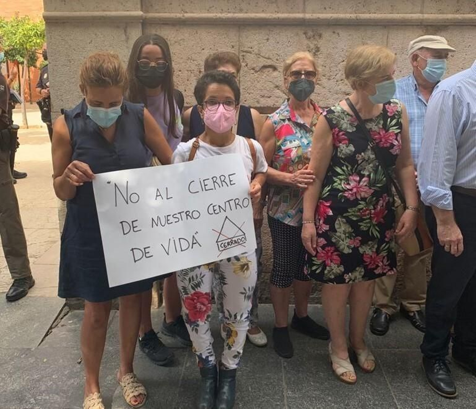 Esta mañana se entregaron las firmas recogidas en la Delegación del Gobierno.