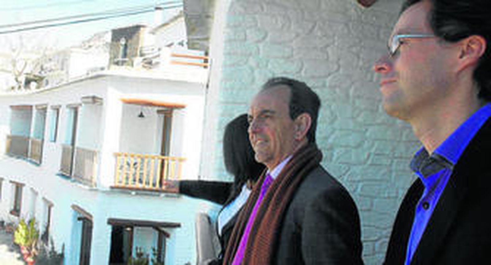 Tras pasar por la capital, el consejero y el delegado de Turismo visitaron el hotel Estrella de las Nieves de Pampaneira.