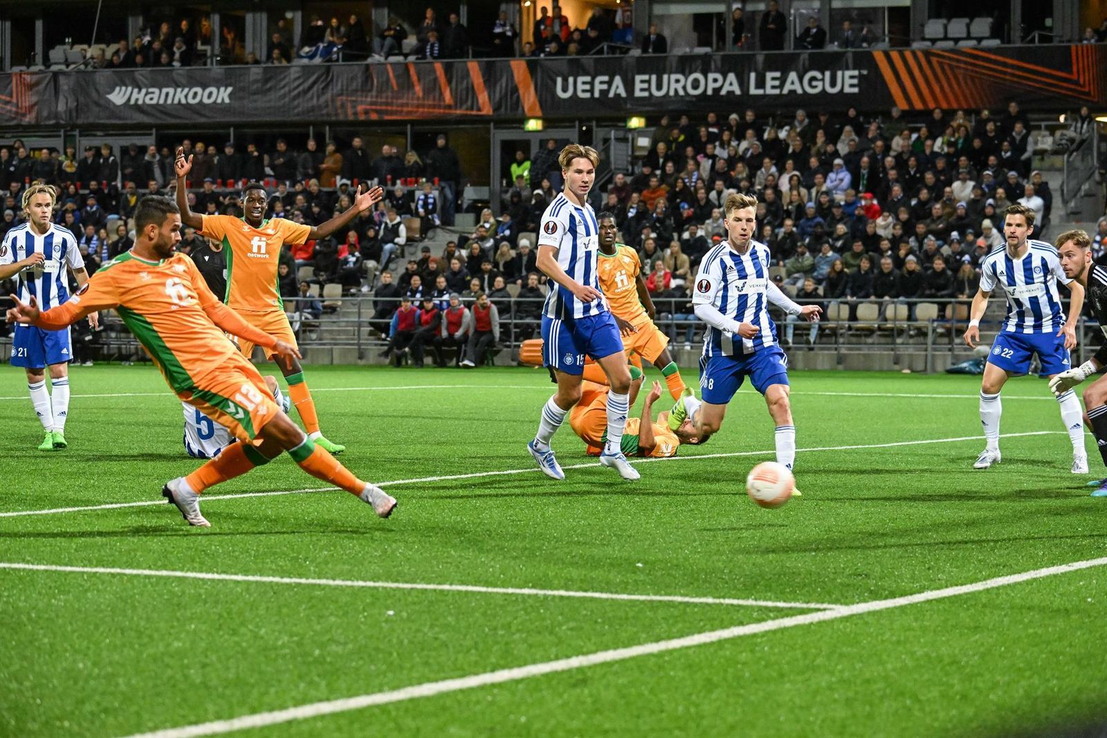 Willian José dispara para marcar el segundo gol bético.