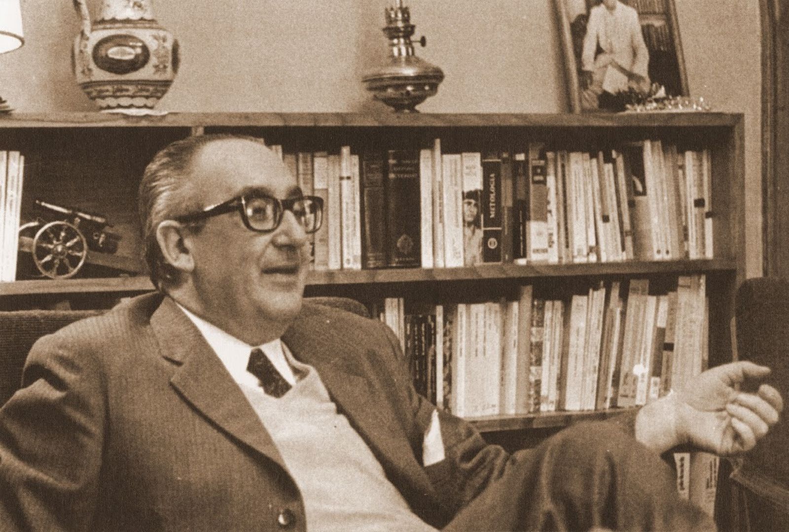 El escritor gallego Álvaro Cunqueiro (Mondoñedo, 1911 - Vigo, 1981).