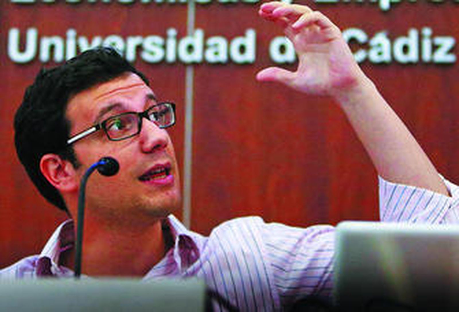 El empresario sevillano Adrián Ortiz, ayer en la sala de conferencias de la Facultad de Ciencias Económicas y Empresariales de Cádiz.
