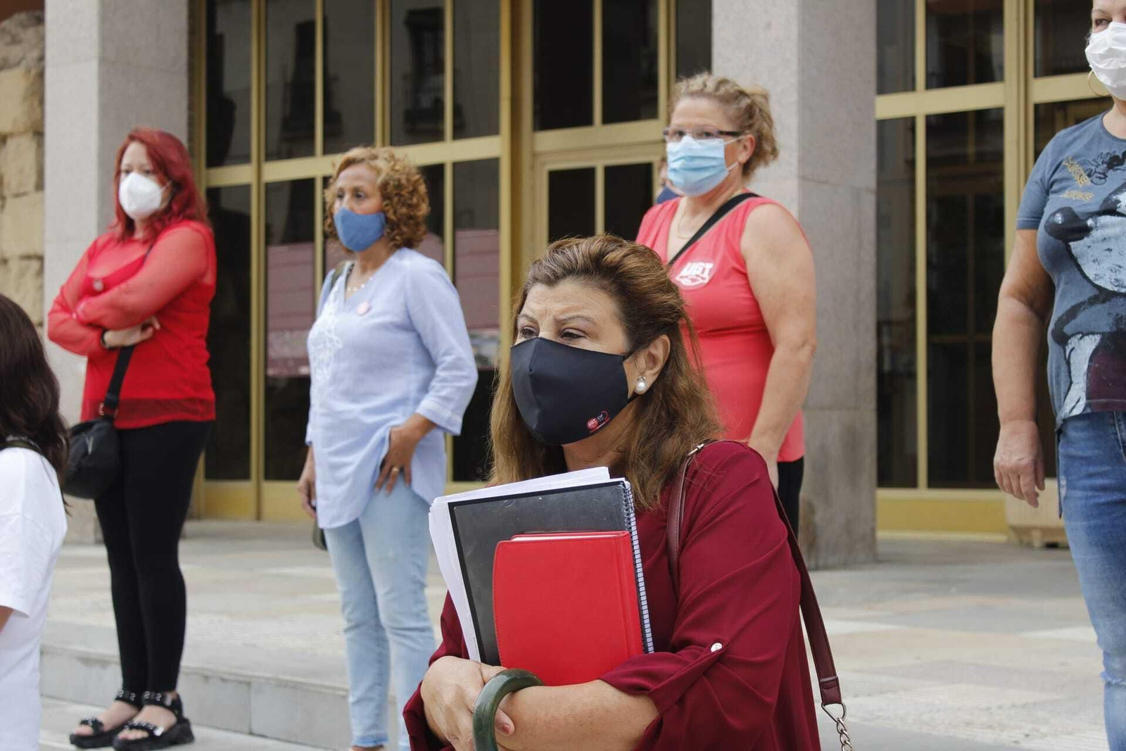 Un momento de la concentración ante la puerta del Ayuntamiento de Córdoba.