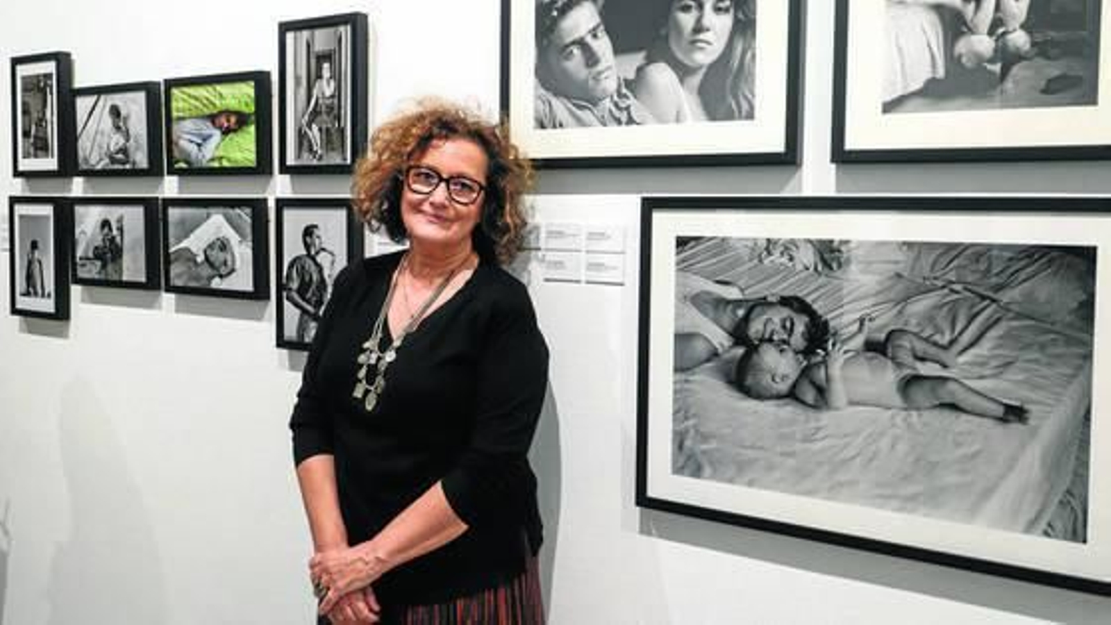 Gloria Rodríguez posa junto a algunas de sus fotografías.