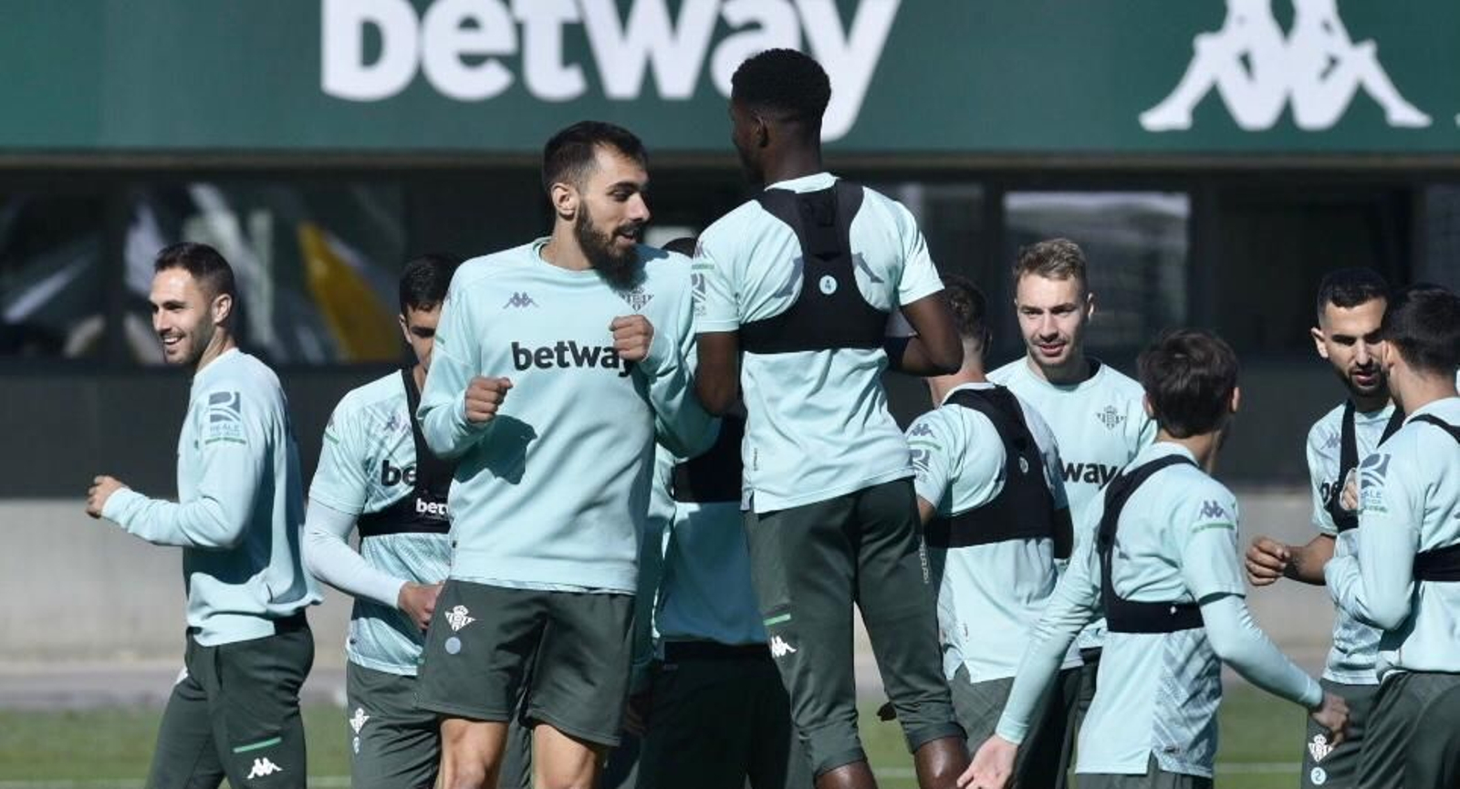 Paul salta con Borja Iglesias en un entrenamiento.