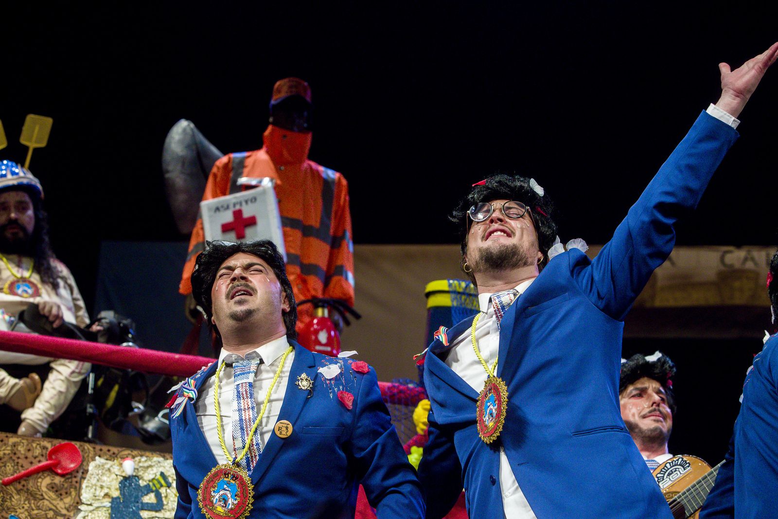 Chirigota Aquí estamos de paso.