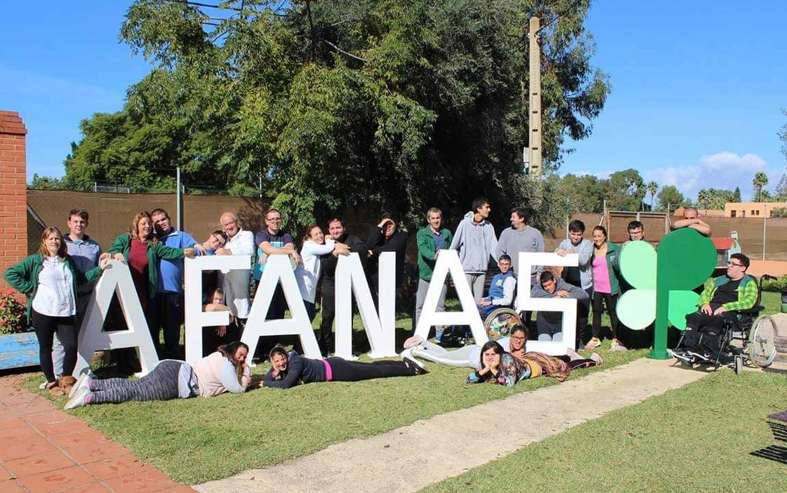 Personal y usuarios de Afanas celebrando días atrás el 40 aniversario de la asociación.