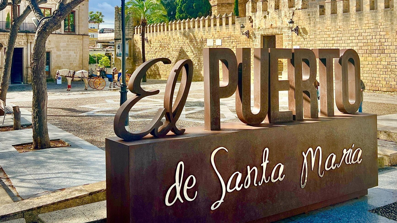 Monolito turístico ubicado en la Plaza del Castillo.