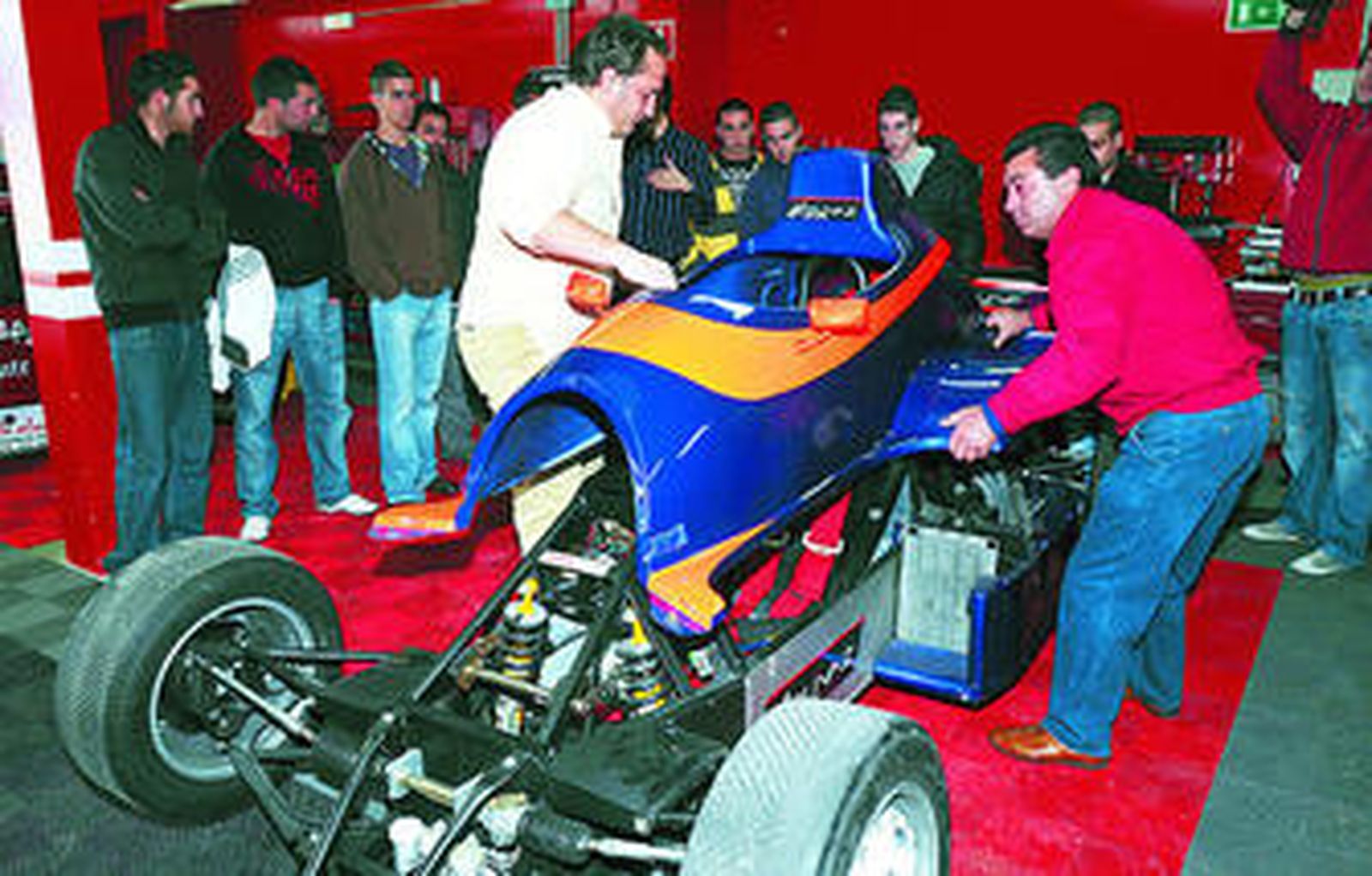 Demostración de mecánica durante la presentación del curso en la sede de Duvaz Sport.