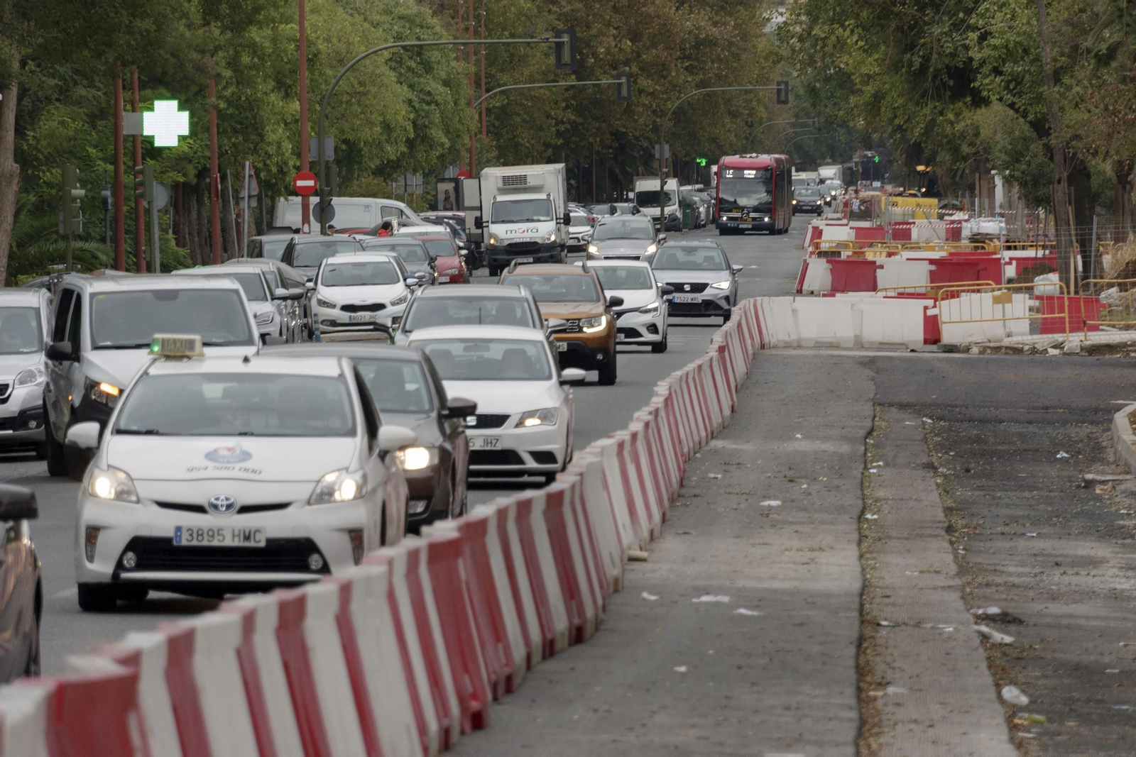 Obras de la construcción del carril del tranvibus que conectará Santa Justa, Sevilla Este y Torreblanca