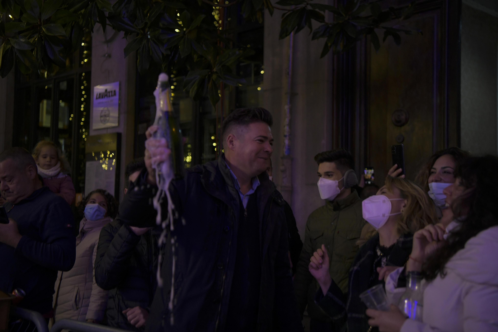 Así fue la Nochevieja 2021 en Granada, en imágenes: uvas en una Plaza del Carmen vallada y ambiente de fiesta en la calle