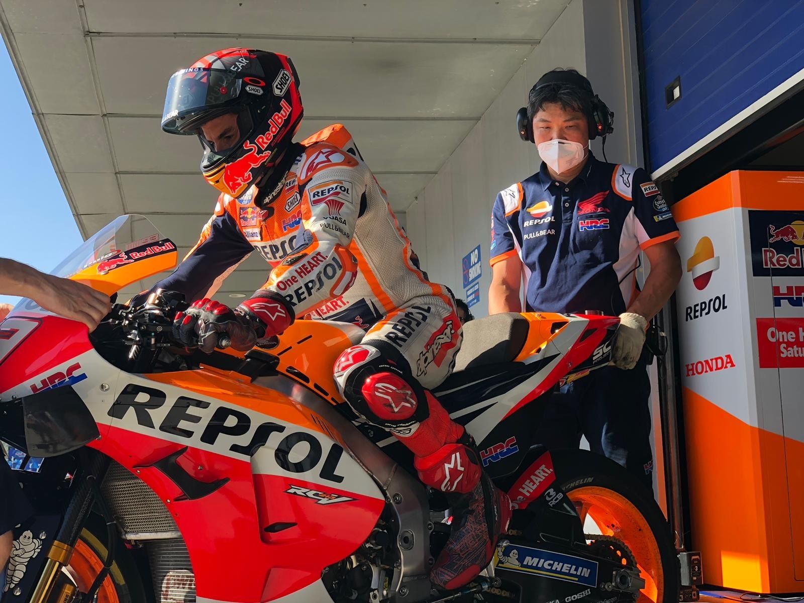 Marc Márquez, saliendo a la pista jerezana en la sesión de esta mañana.
