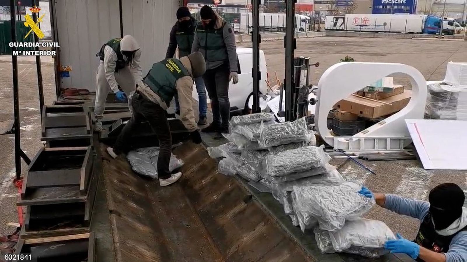 Marihuana intervenida en el doble fondo de un camión.