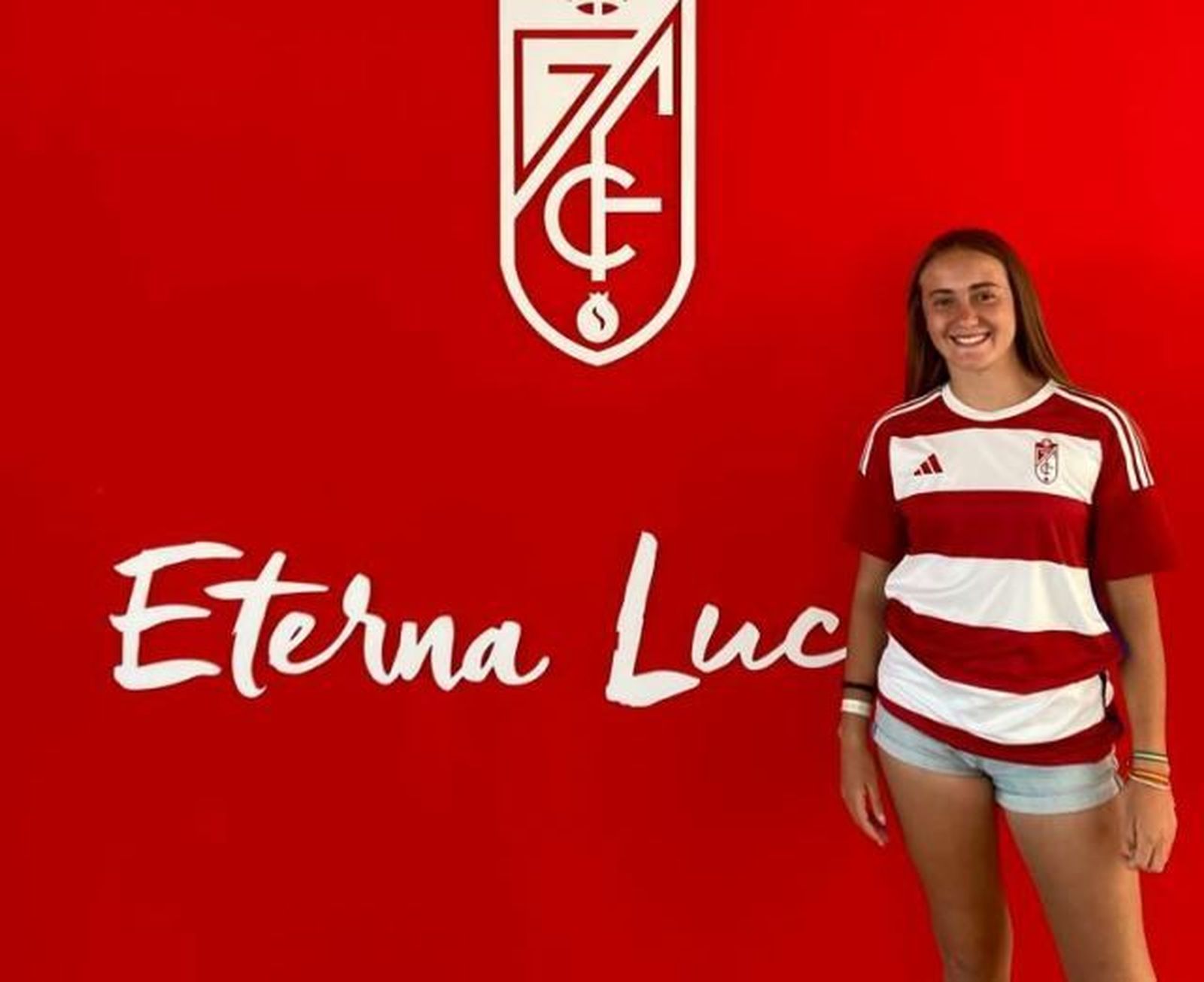 Carmen Corral, con la camiseta del Granada CF.