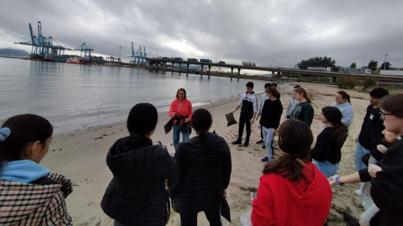 Varios estudiantes del IES Levante estudian en El Rinconcillo junto a su profesora, Estefanía Pérez Solís. Allí comenzaron hace años las primeras investigaciones del proyecto 'Playa Futura', antecedente directo del hoy premiado 'Costa Futura'.