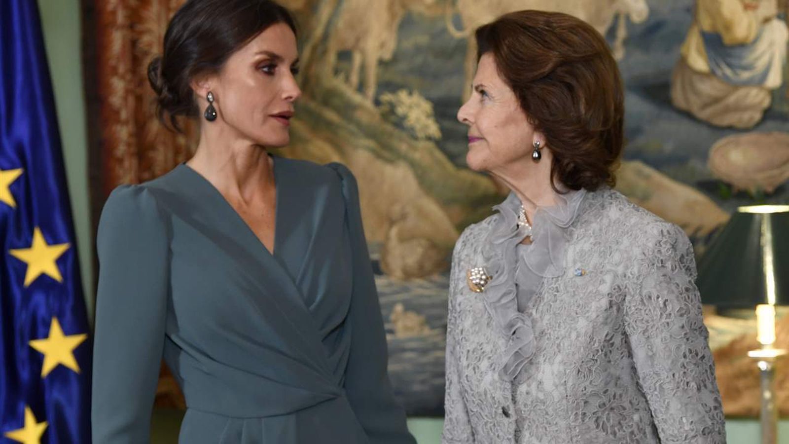 Doña Letizia conversa con Silvia de Suecia en la última recepción de su viaje oficial al país junto al Rey.